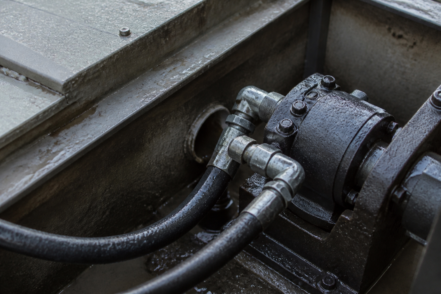 Hydraulic hose and motor at a pool cover pit